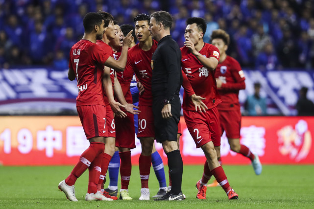  雷恩主场暴雨中战平对手 VAR判罚引发争议  