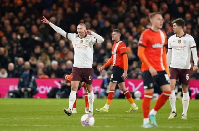  曼城德比战平，哈兰德失点引争议  